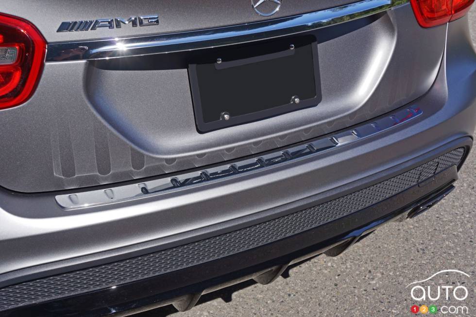 Calandre arrière du Mercedes-Benz GLA 45 AMG 4Matic 2016