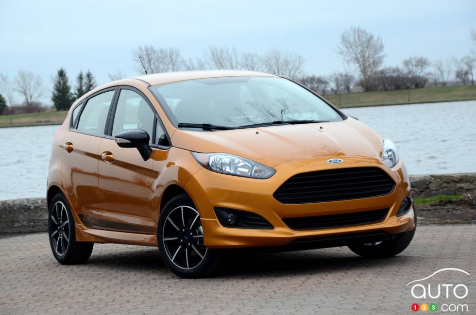 2016 Ford Fiesta SE front 3/4 view
