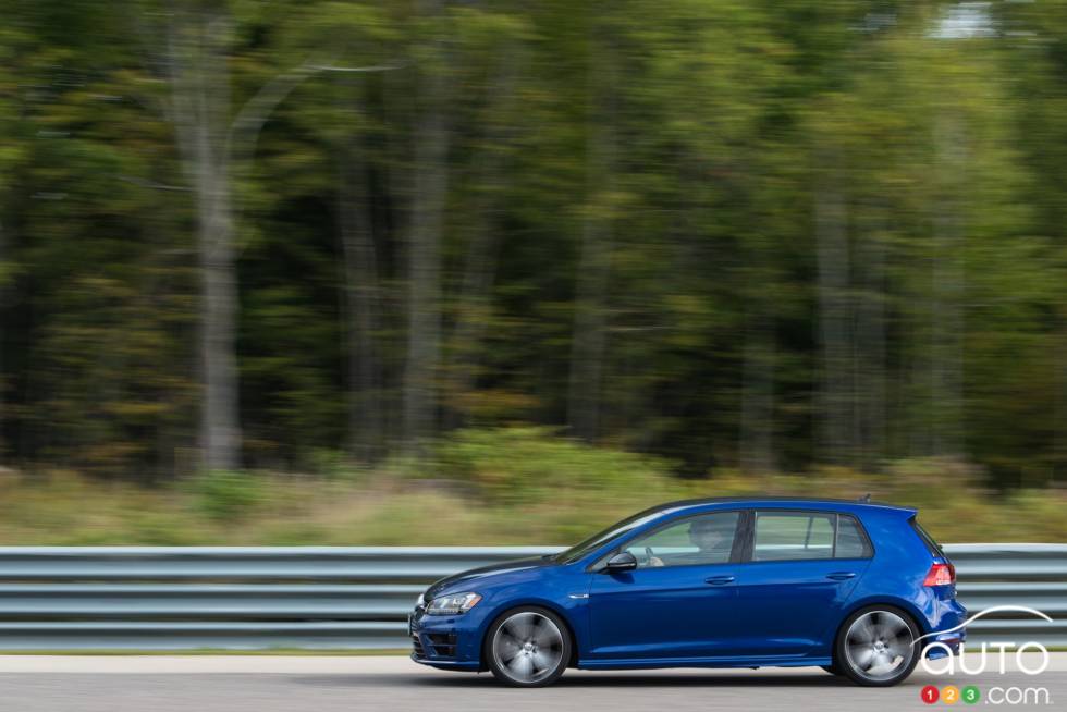Vue de côté de la Volkswagen Golf R 2016