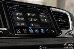 2017 Chrysler Pacifica infotainement display
