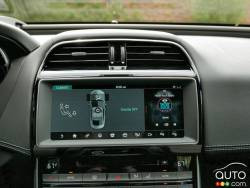 2017 Jaguar XE infotainement display