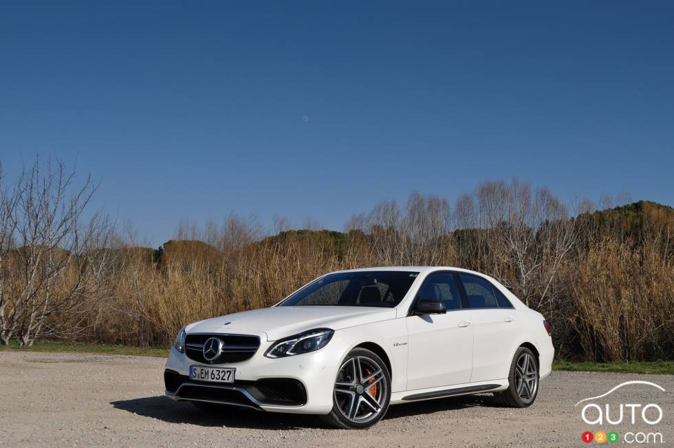 Vue 3/4 avant gauche, berline