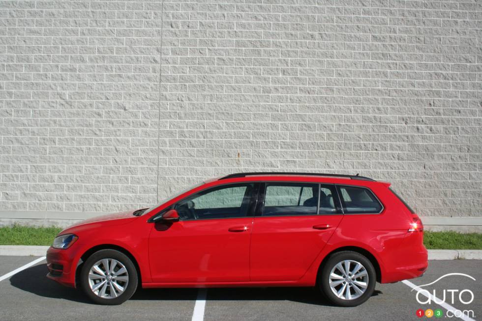 Vue de côté de la Volkswagen Golf Sportwagen 2016