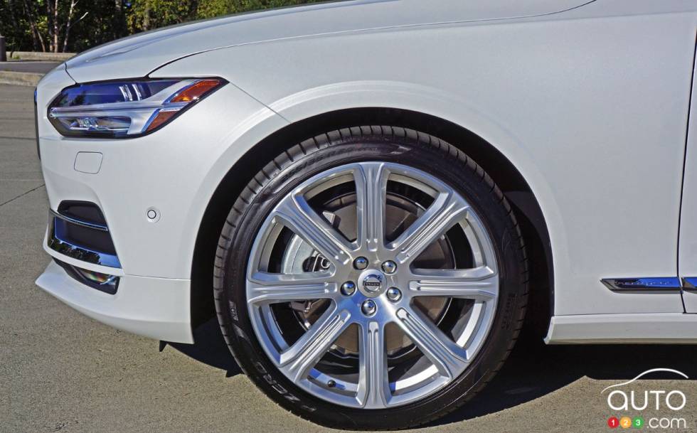  Front tire                              
