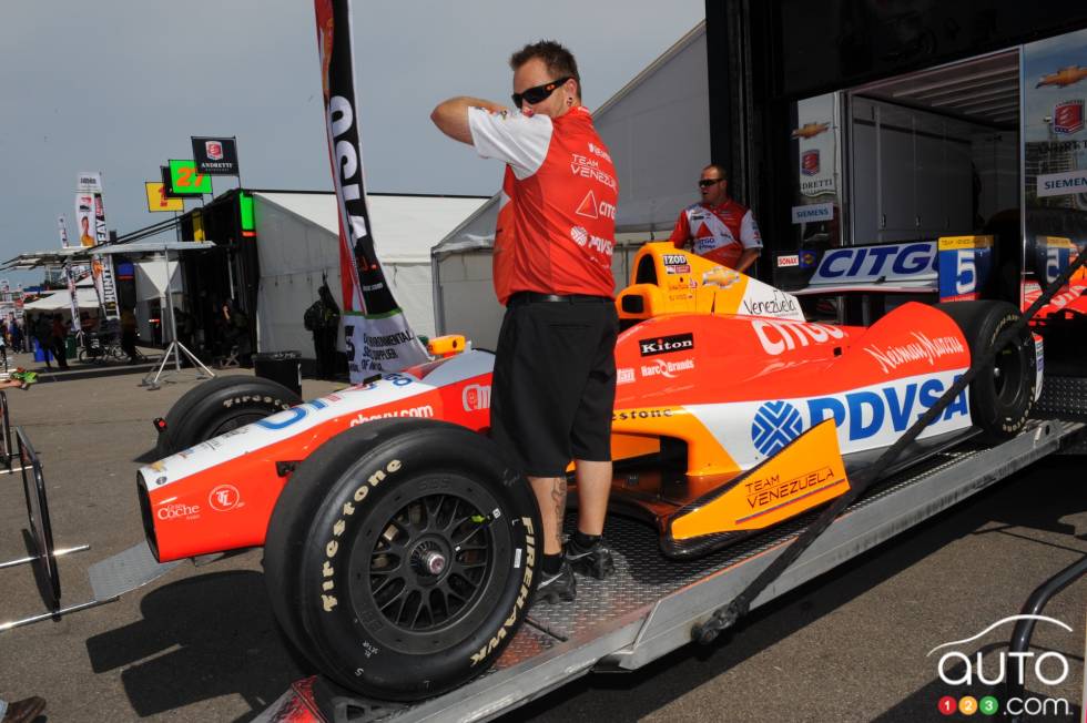 Voiture de E.J. Viso, Team Venezuela/Andretti Autosport/HVM à la sortie du camion