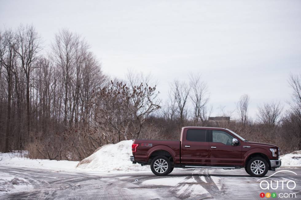 Vue de côté du Ford F-150 Lariat FX4 4x4 2016