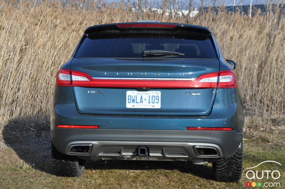 2016 Lincoln MKX rear view