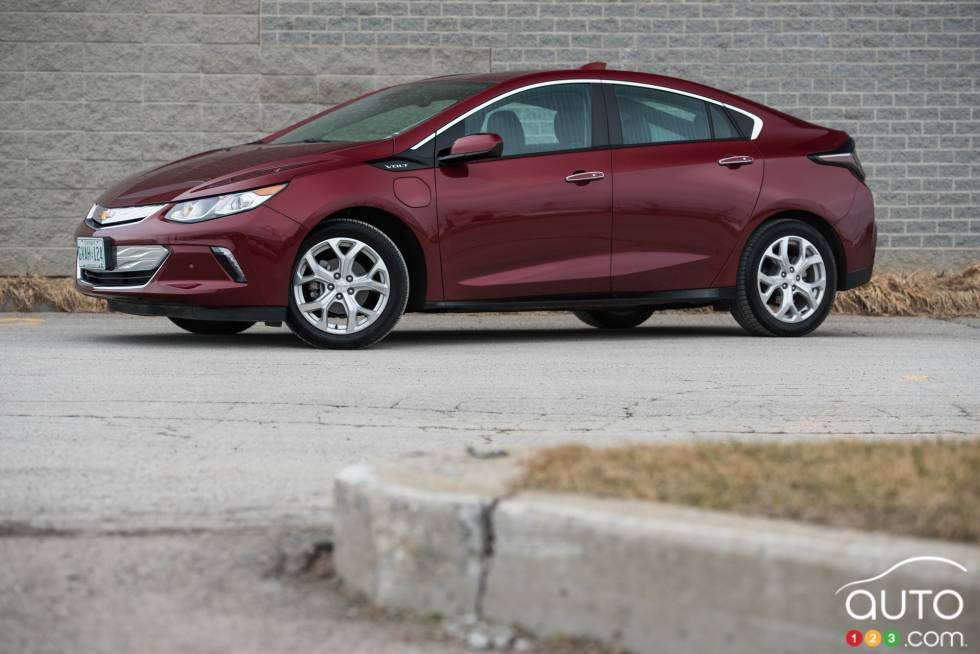 Vue 3/4 avant de la Chevrolet Volt 2016