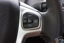 Commande pour le régulateur de vitesse sur le volant de la Ford Fiesta 2016