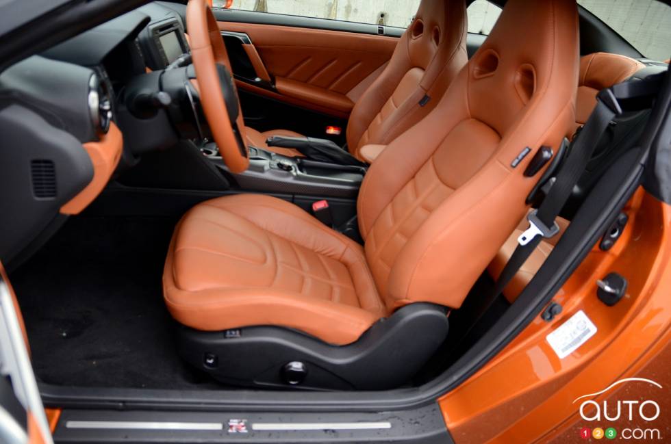 2017 Nissan GT-R front seats