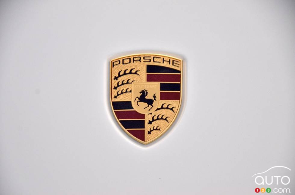 2017 Porsche Macan manufacturer badge