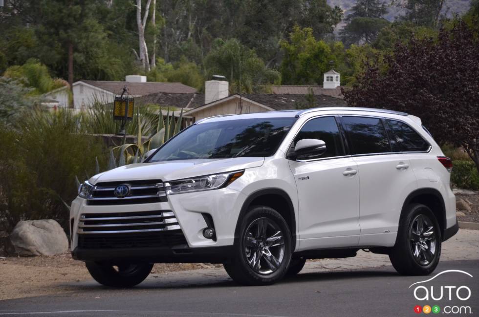 2017 Toyota Highlander Hybrid front 3/4 view