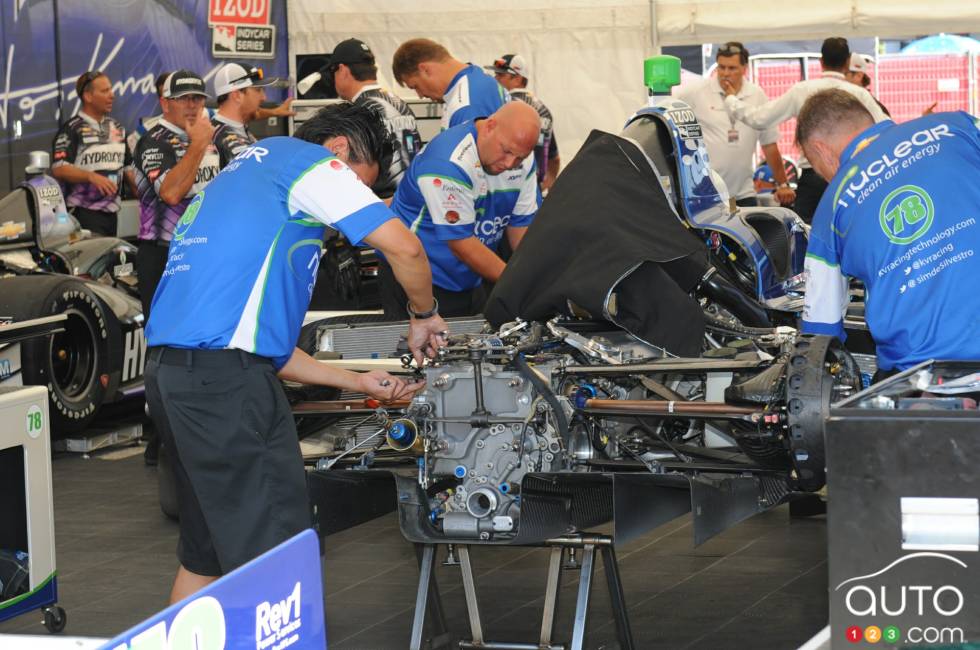 Les mécaniciens de Simona De Silvestro, KV Racing Technology au travail