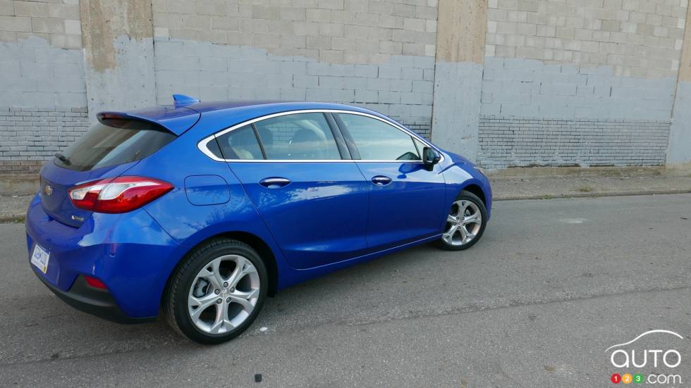 Vue 3/4 arrière de la Chevrolet Cruze Hatchback 2017