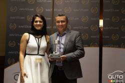 Didier Marsaud, de Nissan Canada, reçoit le prix de la Voiture pleine grandeur de l’année 2018 (Nissan Maxima)