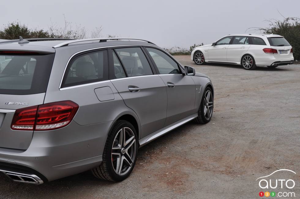 Vue 3/4 arrière de deux familiales