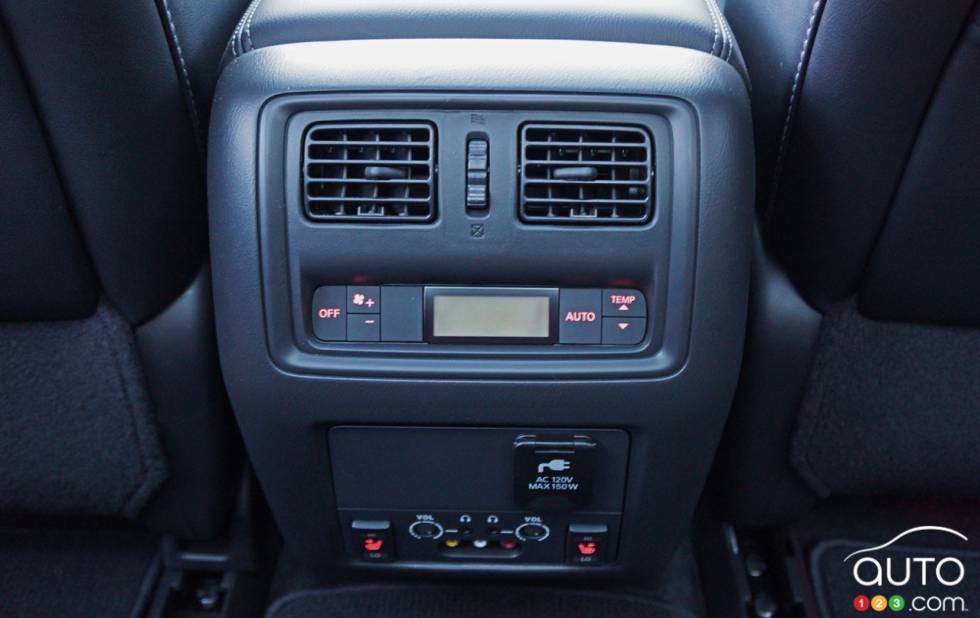 2016 Nissan Pathfinder Platinum rear seats climate control
