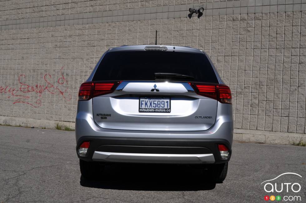 Vue arrière du Mitsubishi Outlander ES AWD 2016