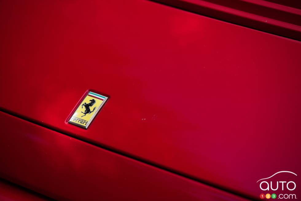 1989 Ferrari Mondial T manufacturer badge