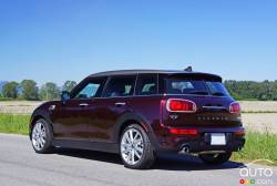 Vue 3/4 arrière de la MINI Cooper S Clubman 2016