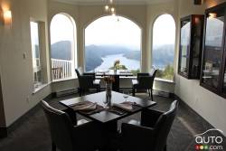 Villa Eyrie Resort dining room