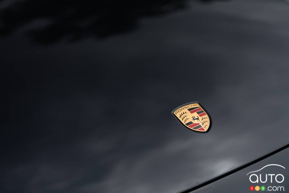 2015 Porsche Cayenne S E-Hybrid manufacturer badge