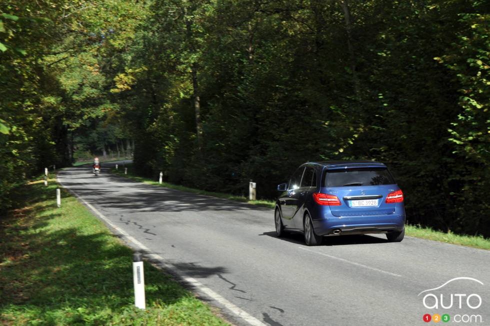 Vue 3/4 arrière gauche éloignée sur la route