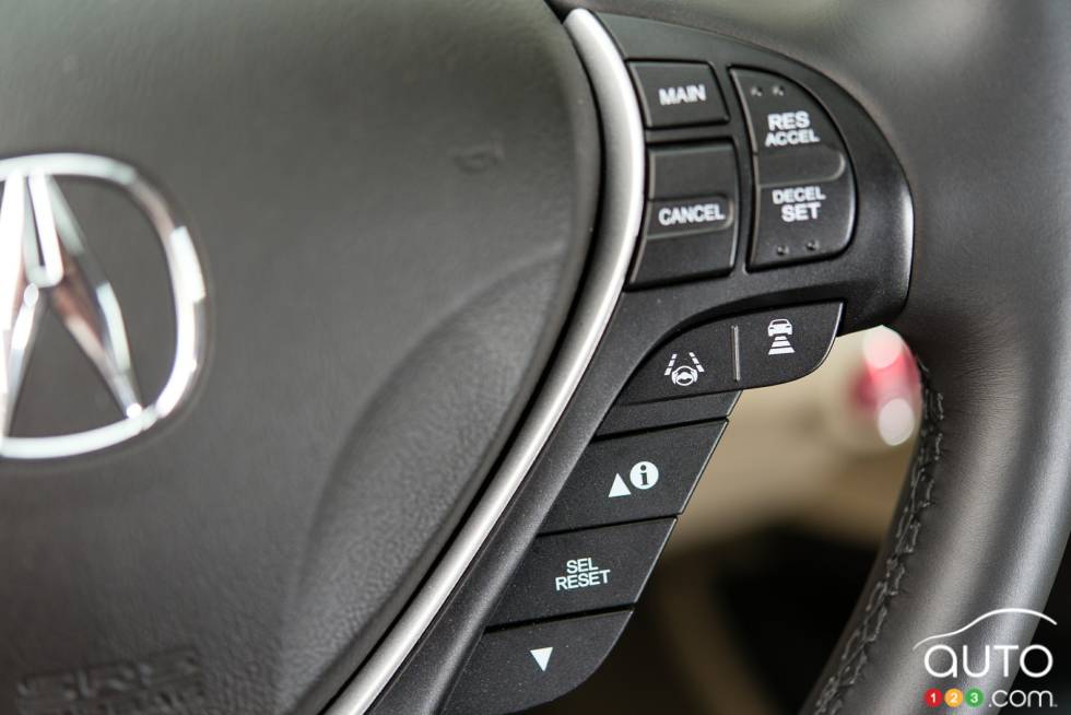 Commande pour le régulateur de vitesse sur le volant de l'Acura RDX Elite 2016