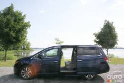 2016 Honda Odyssey Touring side view