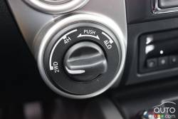 2017 Nissan Titan driving mode controls