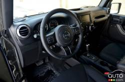 Habitacle du conducteur de la Jeep Wrangler Willys 2016