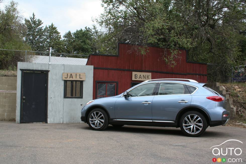 2016 Infiniti QX50 side view