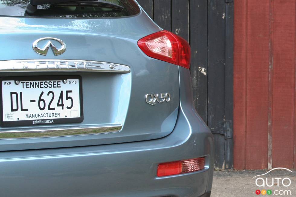 2016 Infiniti QX50 model badge