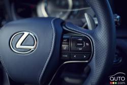 Commande pour le régulateur de vitesse sur le volant de la Lexus LC 500h 2017