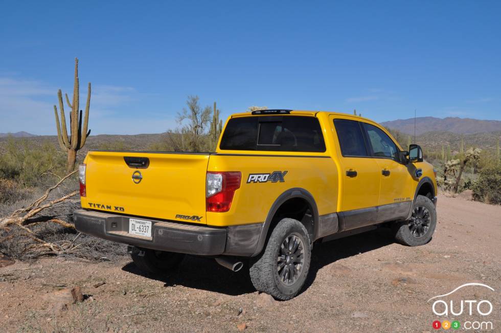 Vue 3/4 arrière Nissan Titan XD 2016