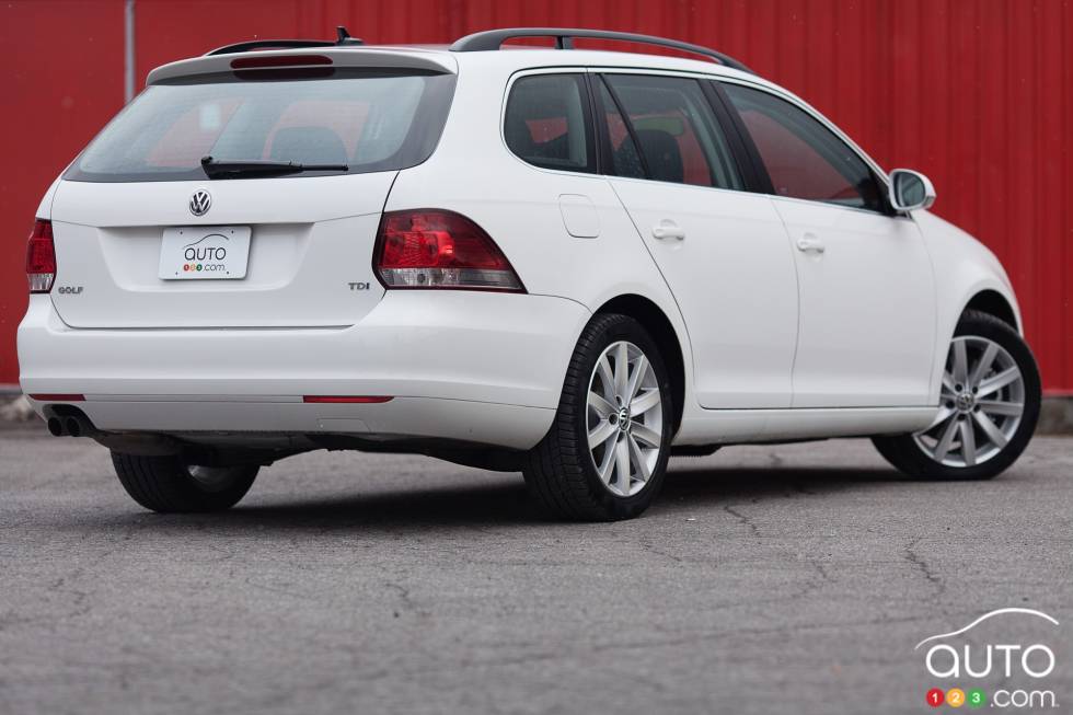 Vue 3/4 arrière droit avec les roues braquées