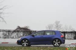 Vue de côté de la Volkswagen Golf R 2016