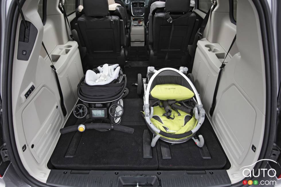 Deux poussettes dans l'aire de chargement avec la banquette de troisième rangée abaissée