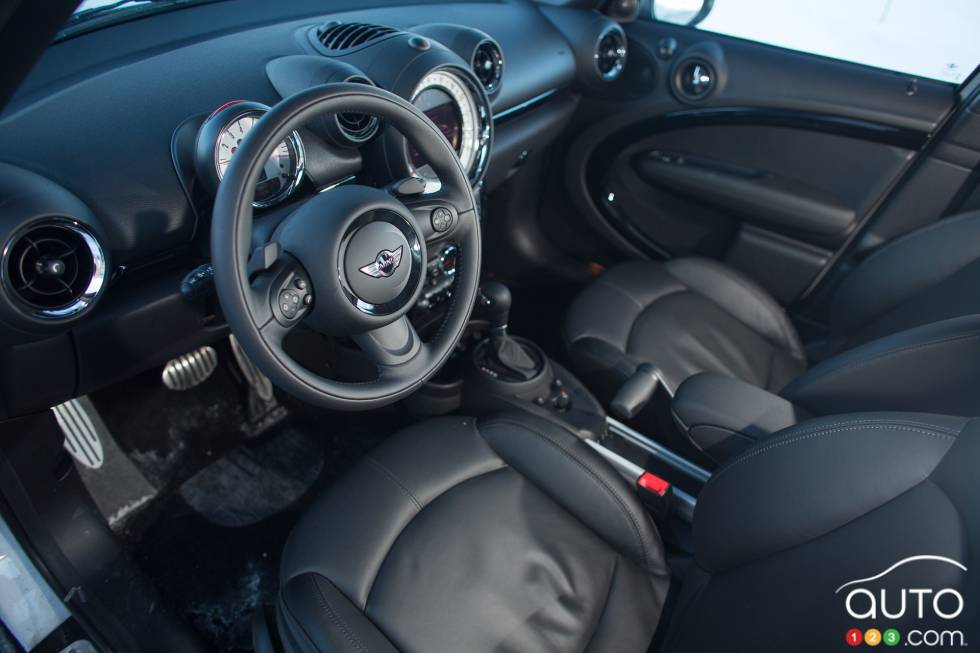 Tableau de bord et sièges avant