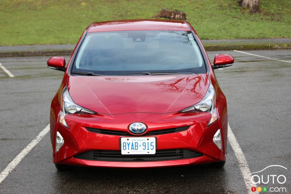 Vue de face de la Toyota Prius 2016