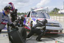 Miguel Paludo, Chevrolet Duroline Brakes pit stop during race