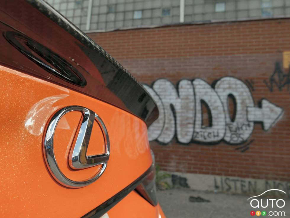 2016 Lexus GS F manufacturer badge