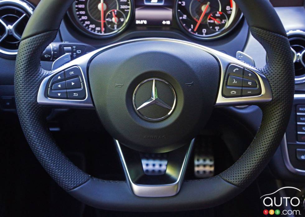 2016 Mercedes-Benz GLA 45 AMG 4Matic steering wheel