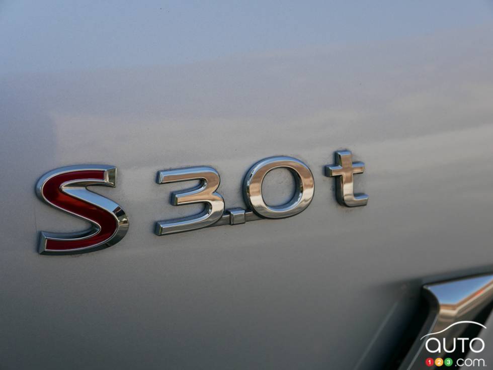 2017 Inifiniti Q60 trim badge