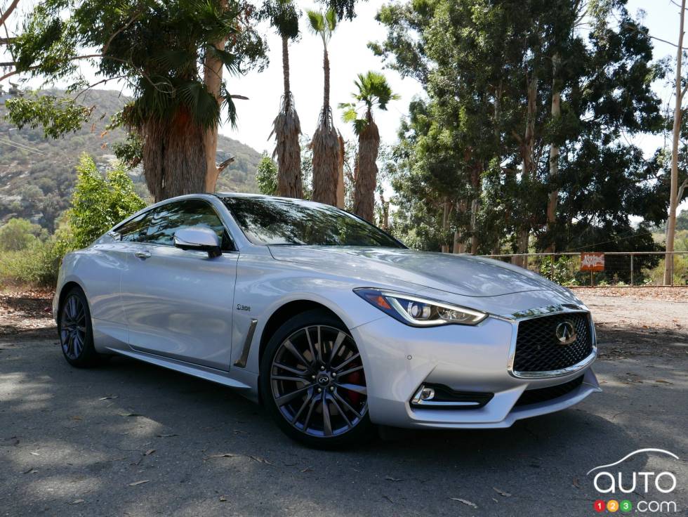 Vue 3/4 avant de l'Infiniti Q60 2017