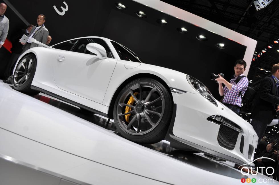 Tilted front 3/4 view of the 2014 Porsche 911 GT3