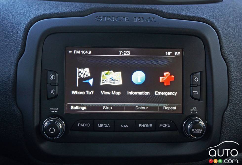 2016 Jeep Renegade Trailhawk infotainement controls