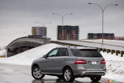 Vue 3/4 arrière gauche éloignée avec les roues braquées