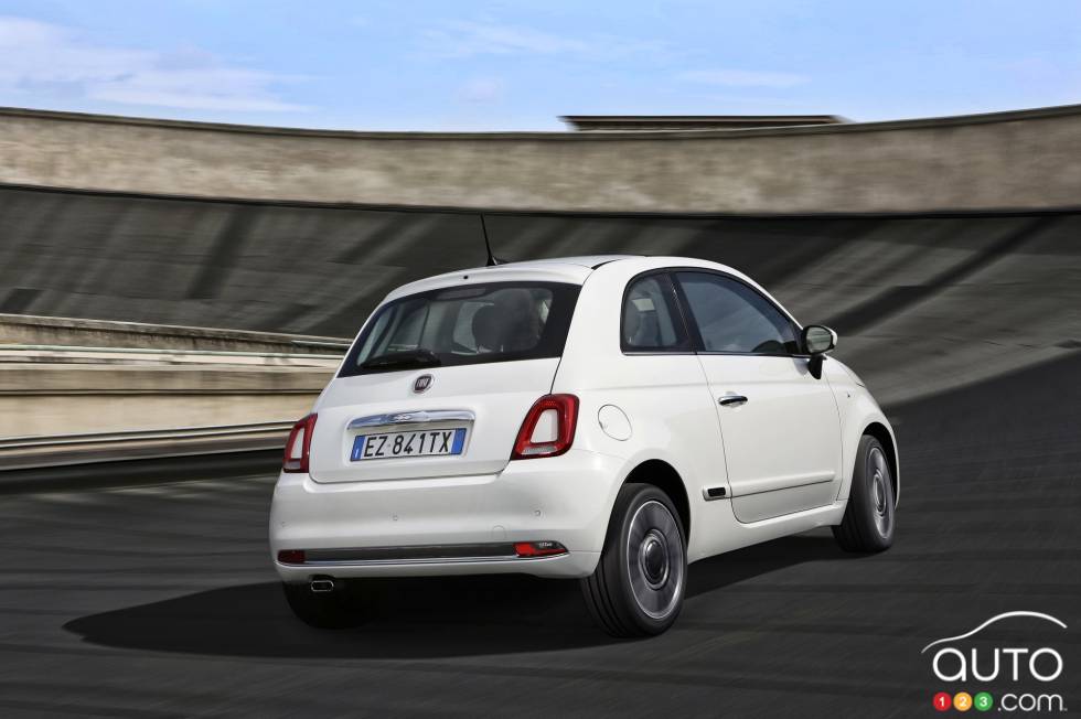 2016 Fiat 500 rear 3/4 view