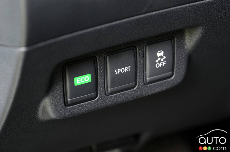 Boutton de contrôle des modes de conduite de la Nissan Sentra SR Turbo 2017